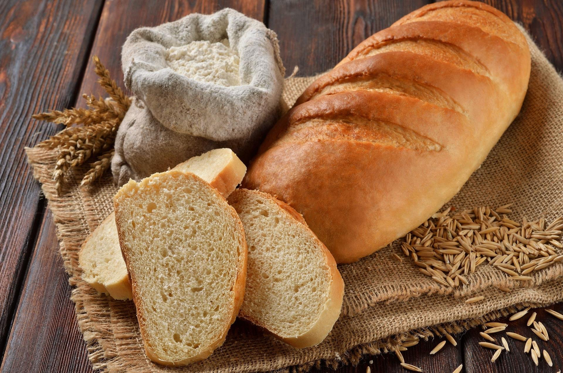 Хлеб и т д. Хлеб пшеничный Батонообразный. Рустикальный пшеничный хлеб. Батон ржано пшеничный. Аппетитный хлеб.